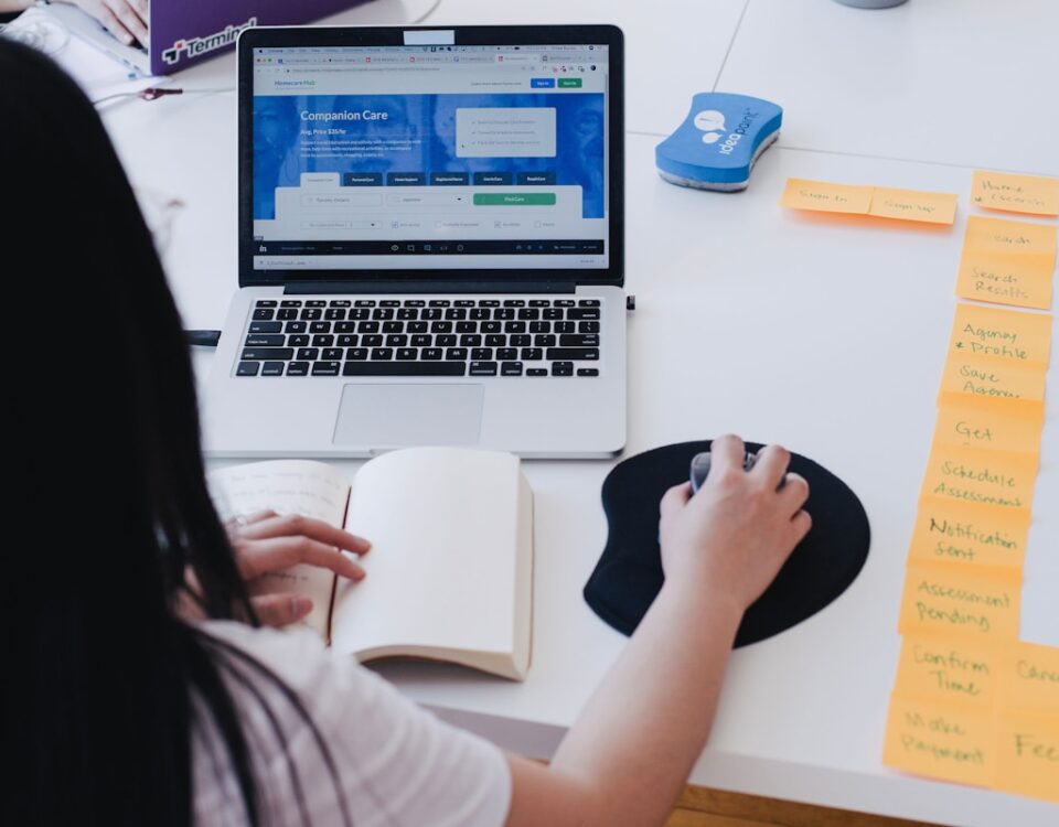5 tipos de hospedagem de sites e como funcionam os planos woman using laptop