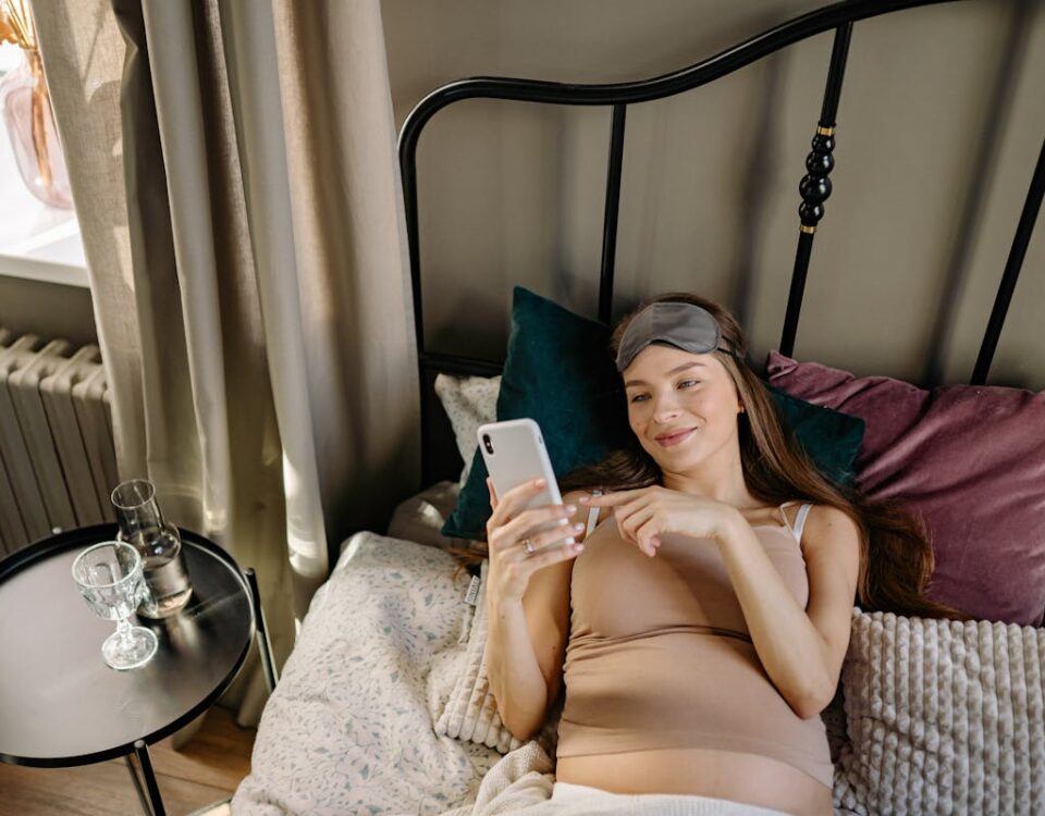 5 apps para monitoramento do pré-natal no celular Pregnant Woman Lying on the Bed while Busy Browsing on the Cellphone