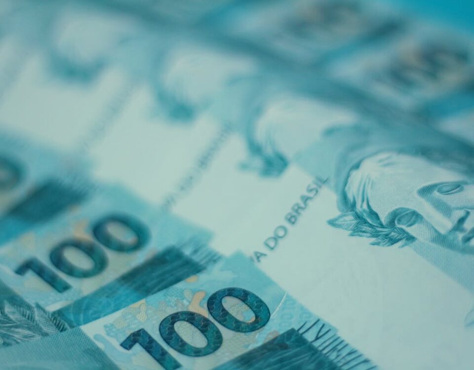5 apps para simular empréstimos consignados em minutos Paper Money in Tilt Shift Lens