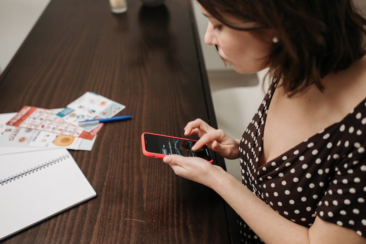 5 apps para encontrar cursos livres gratuitos em 2024 A Woman Holding a Smartphone