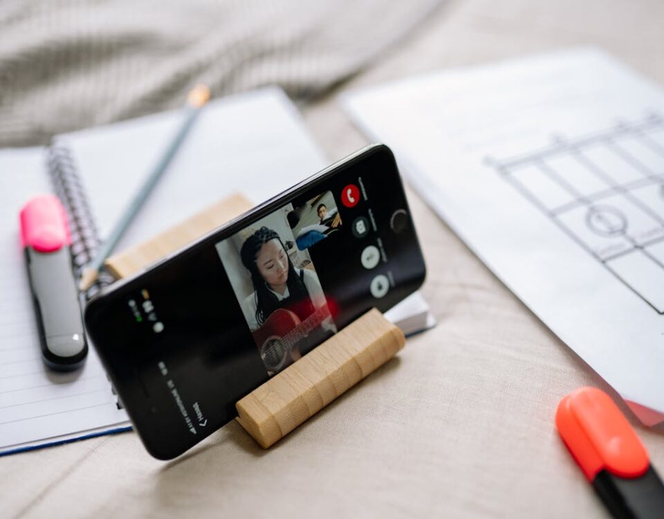 5 apps para encontrar cursos livres gratuitos em 2024 People on a Video Call
