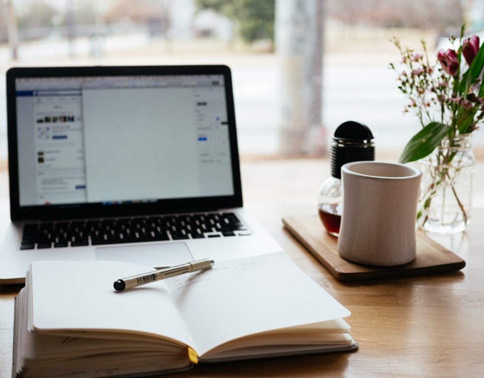 5 plataformas de ensino para cursos profissionalizantes online MacBook Pro near white open book