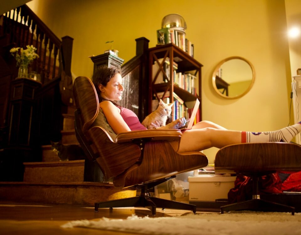 Novas opções para otimizar sua conexão em casa woman in white shirt sitting on brown wooden armchair