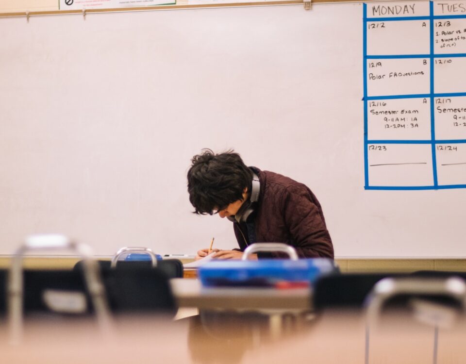 5 apps para gerenciar seus diplomas e certificados man in brown sweater sitting on chair