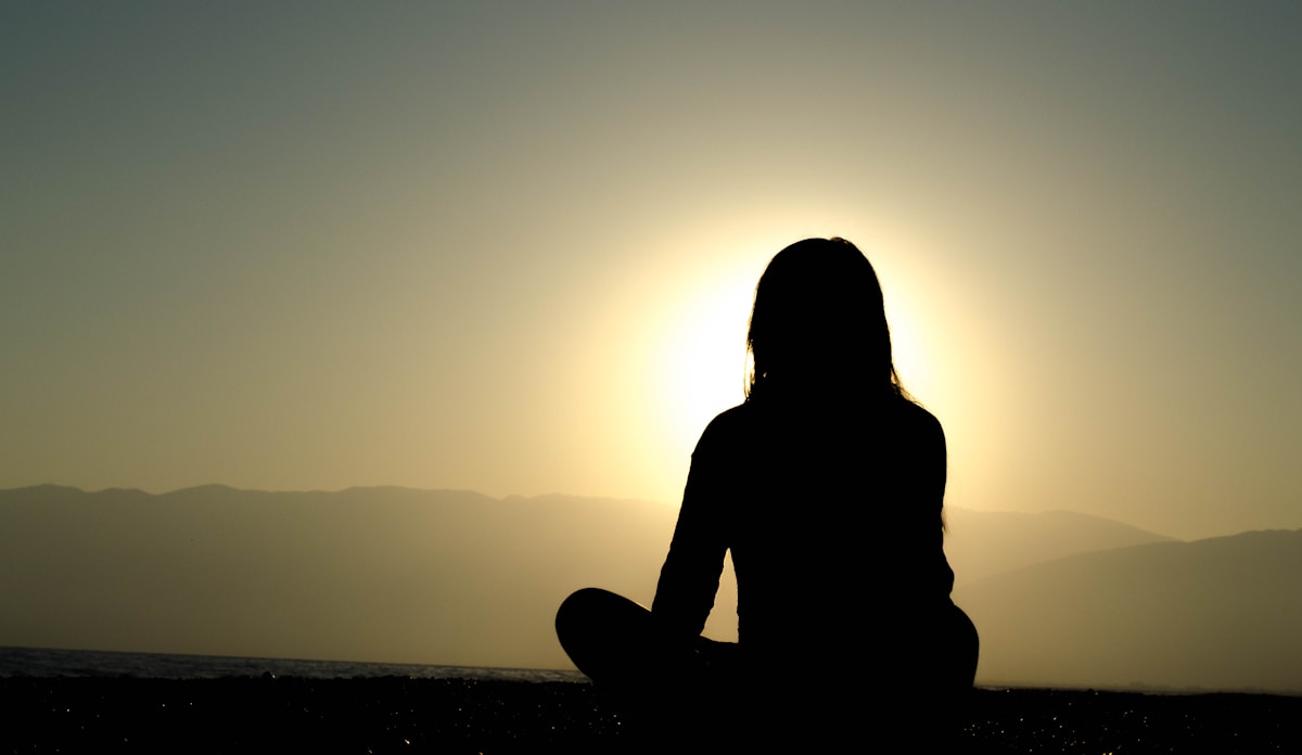 5 apps para lidar com a depressão e melhorar o humor woman sitting on sand