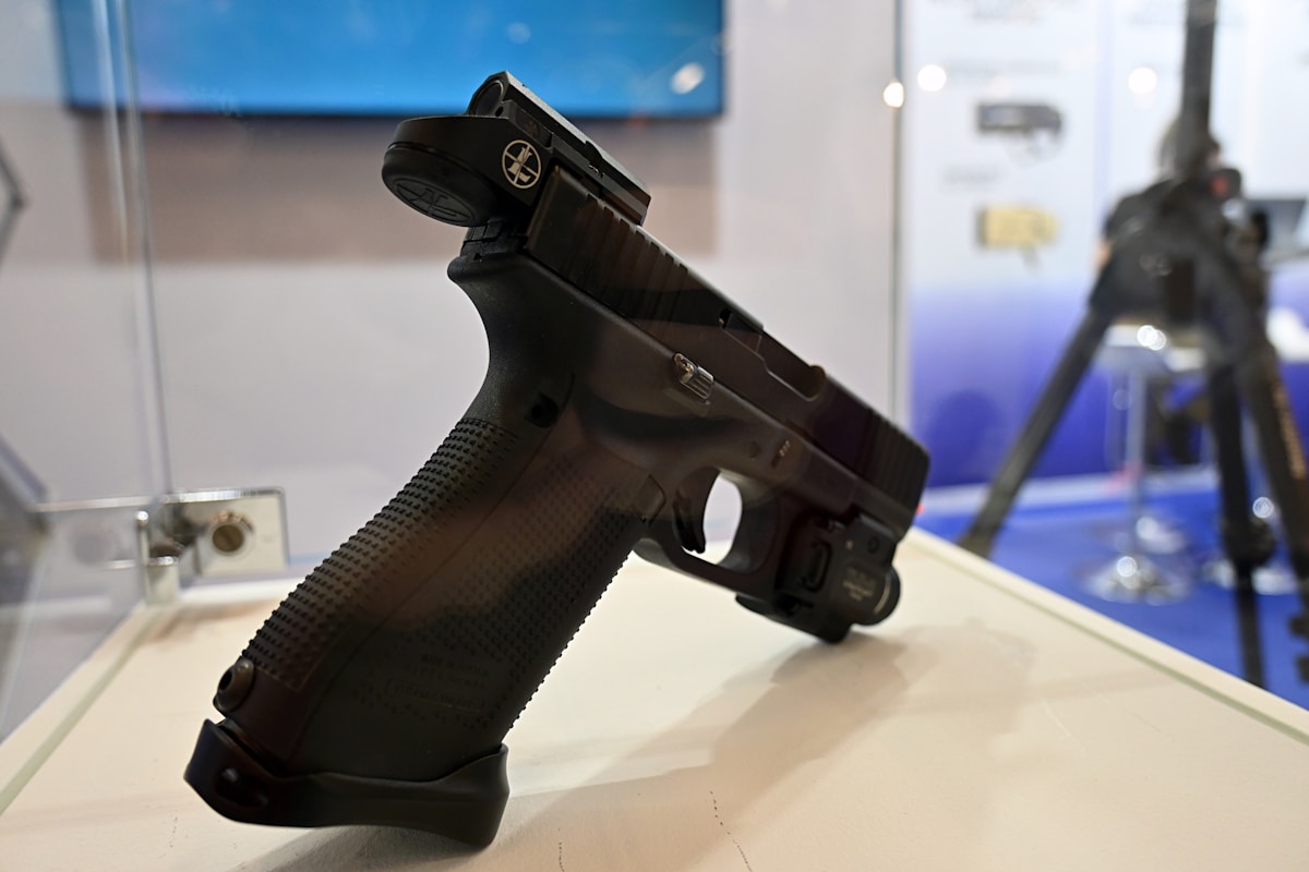 5 apps para simular treino de tiro e manuseio seguro de armas a close up of a gun on a table