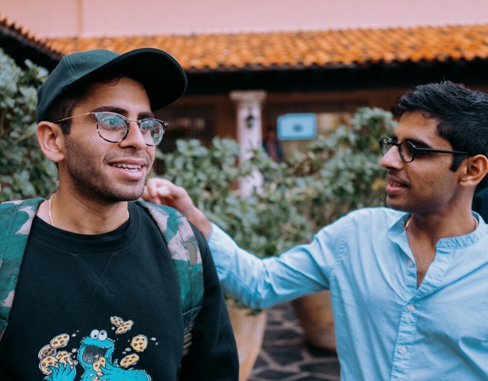5 apps para traduzir conversas durante a viagem man in black crew neck shirt wearing black framed eyeglasses and black hat