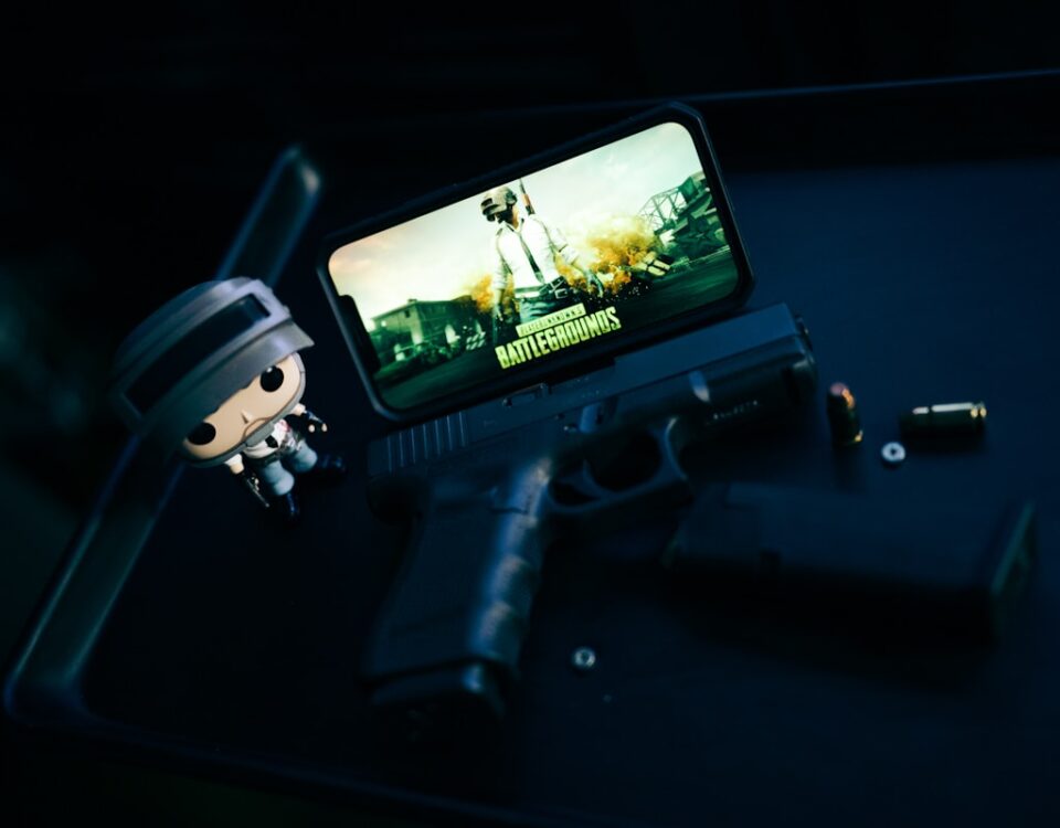 5 apps para simular treino de tiro e manuseio seguro de armas a toy gun and a cell phone sitting on a table