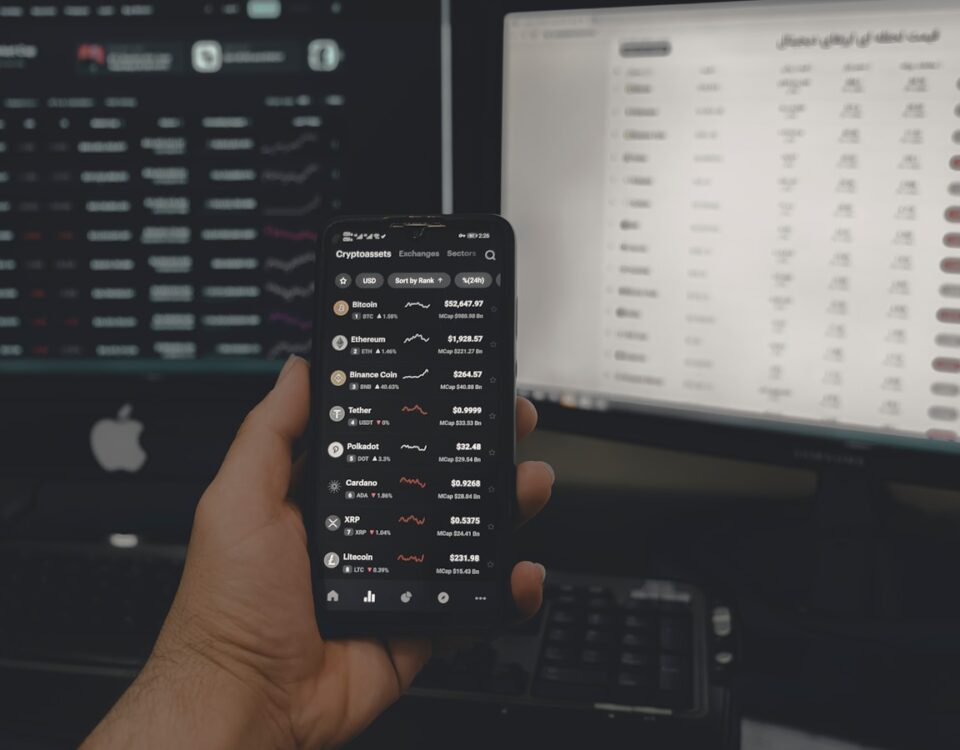 5 Softwares Para Análise de Criptomoedas Que Você Precisa Conhecer person holding black android smartphone