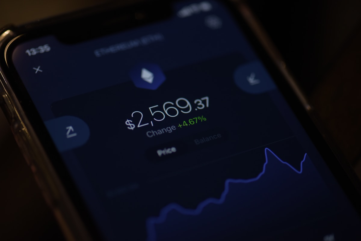 5 Softwares Para Análise de Criptomoedas Que Você Precisa Conhecer a cell phone displaying a price of $ 250
