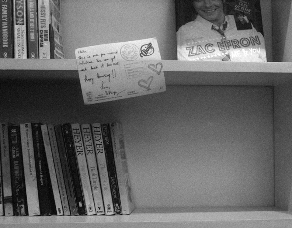5 apps para organizar e catalogar sua coleção de livros A book shelf filled with lots of books