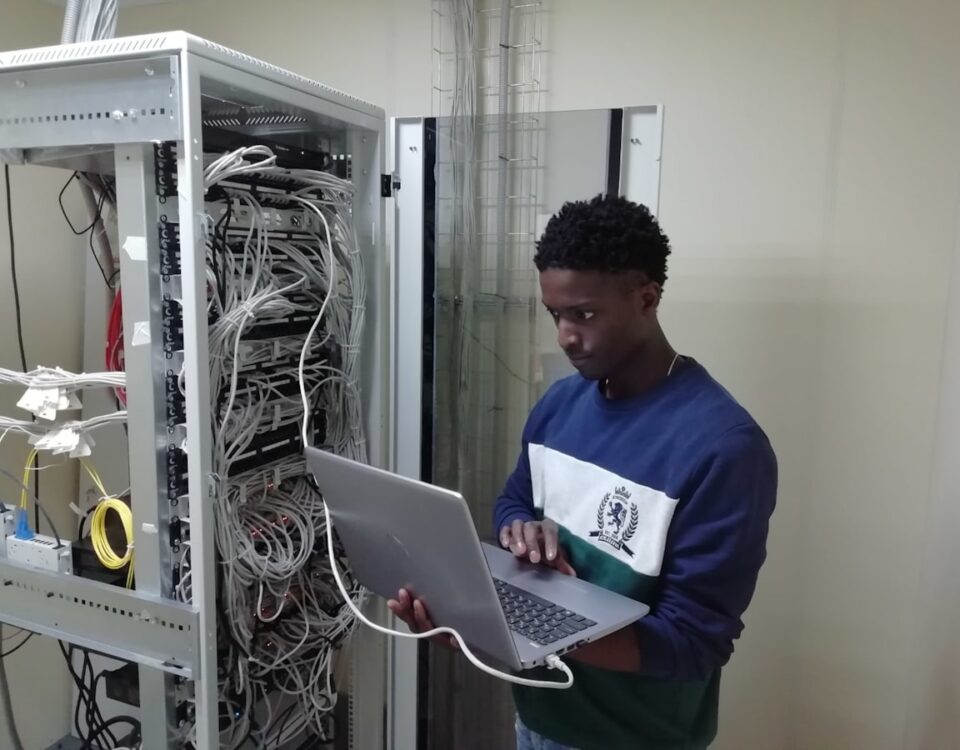 5 aplicativos essenciais para gerenciar seu servidor VPS man in blue sweater using silver macbook
