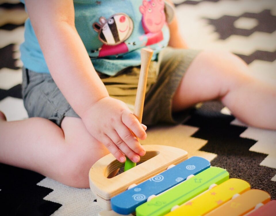 5 apps para encontrar brinquedos educativos personalizados child plating on carpet