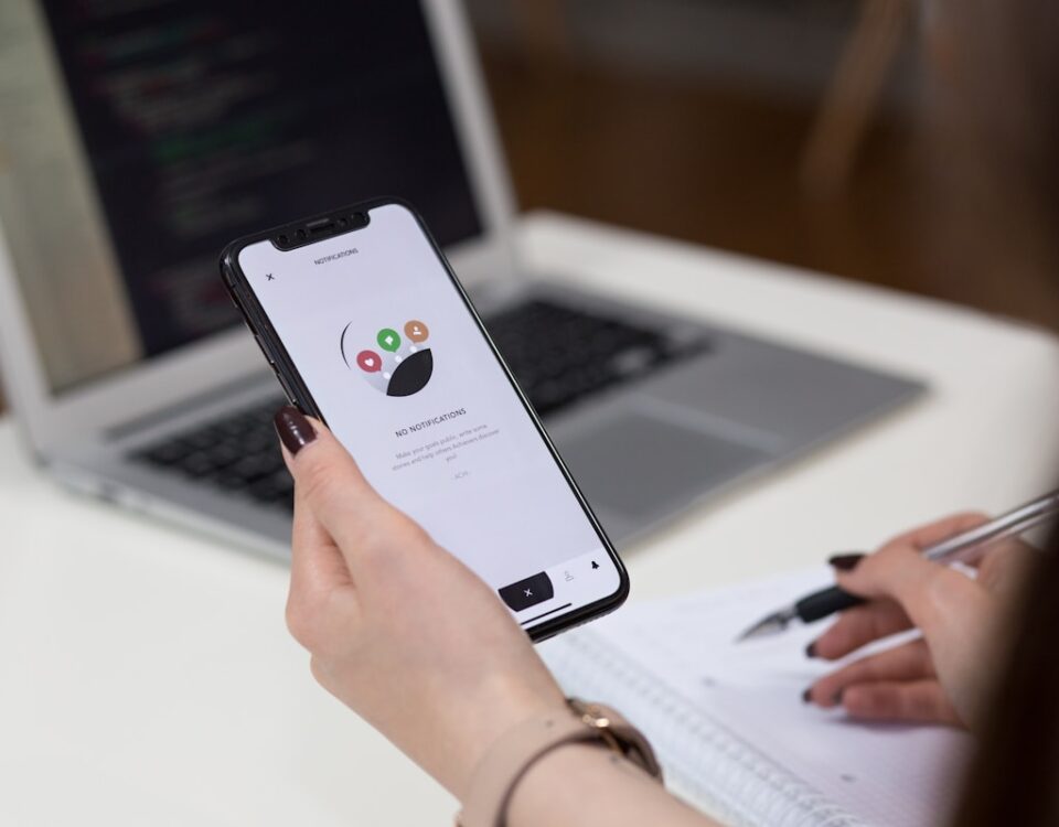 5 apps indispensáveis para empreendedores person holding space grey iPhone X turn on