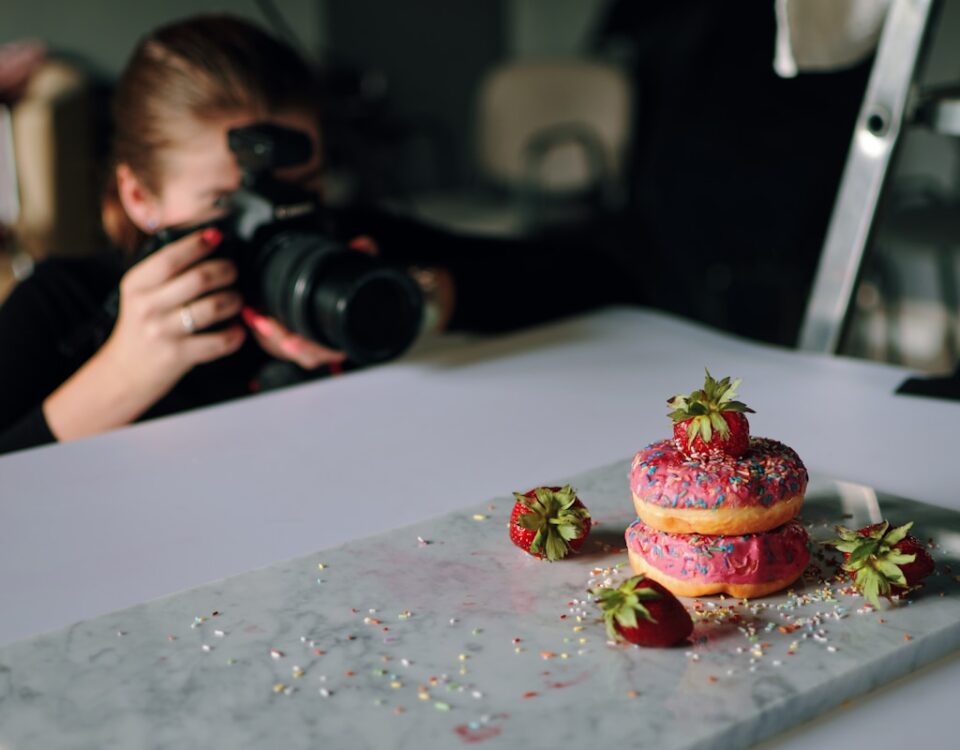 Melhores plataformas integradas com o iFood para docerias woman taking photo of donuts