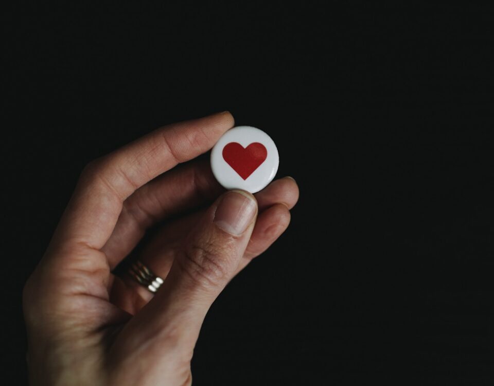 Softwares essenciais para monitoramento de mídia e imagem pública person holding red and white hear button