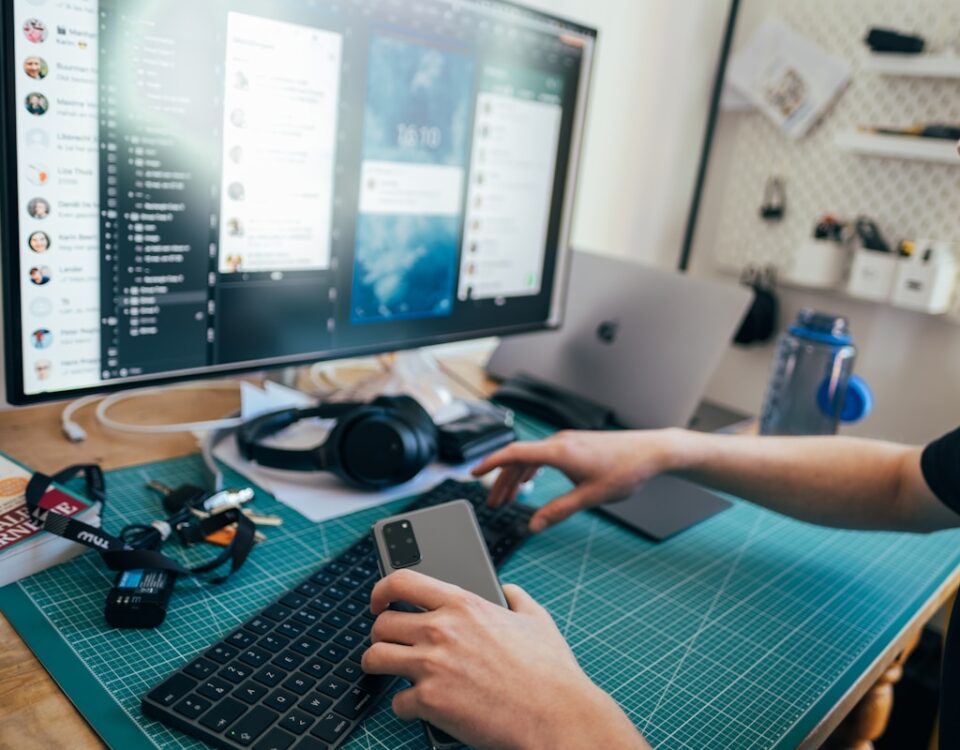 5 ferramentas para avaliar a qualidade de produtos antes de comprar person using black computer keyboard