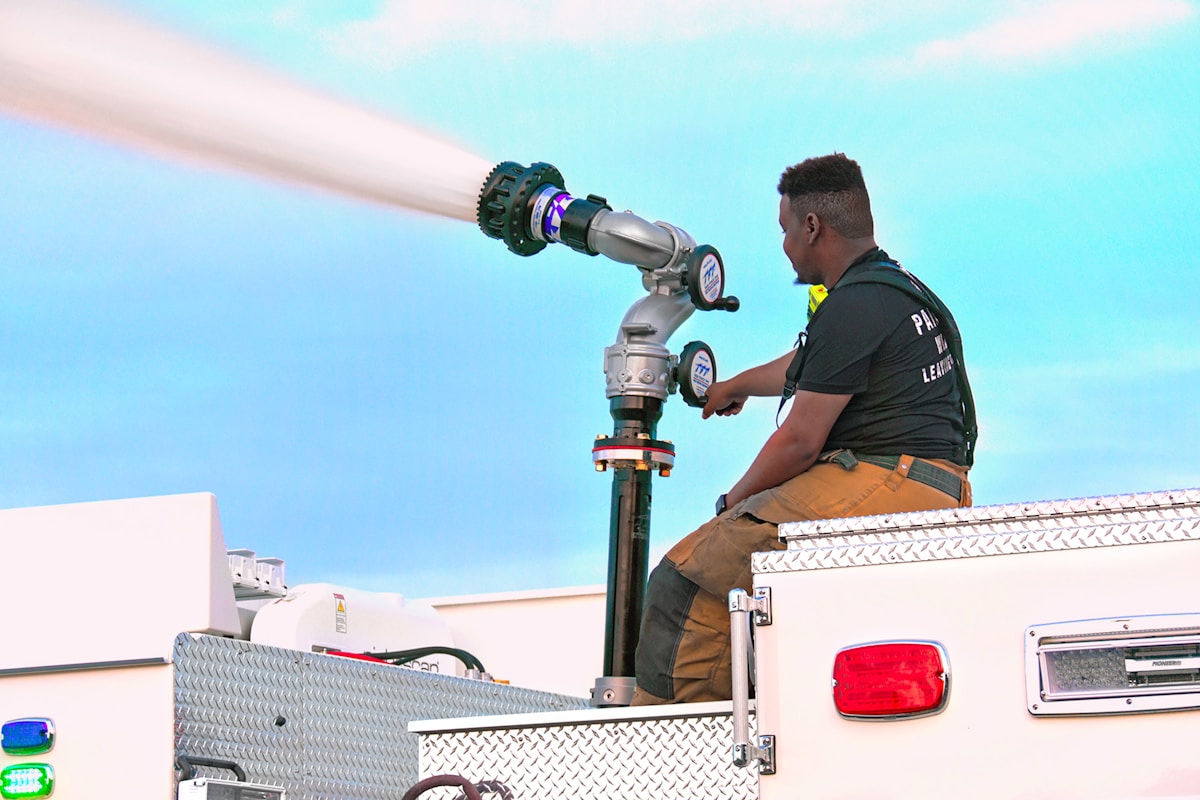 5 softwares para gestão de manutenção residencial firefighter sitting above vehicle