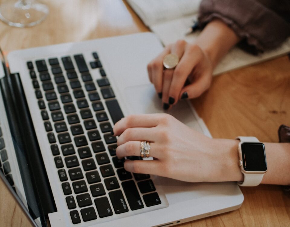 5 Softwares para analisar dados de dataloggers de temperatura person using MacBook