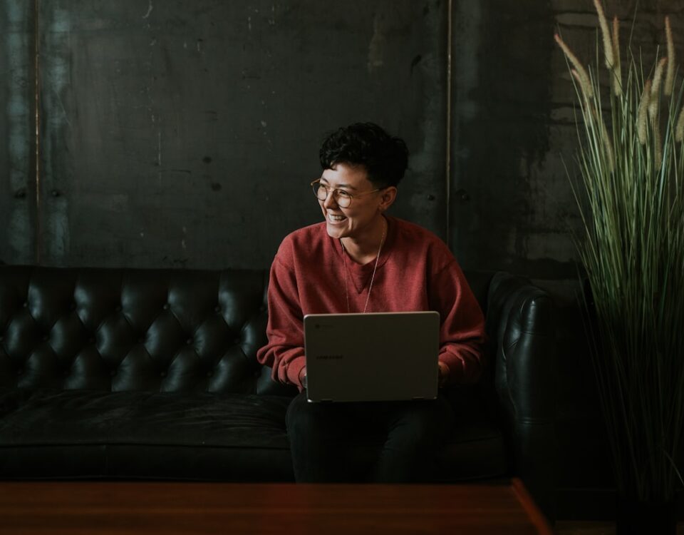 5 softwares para criar métodos de estudo eficazes smiling man using laptop computer while sitting on black leather sofa