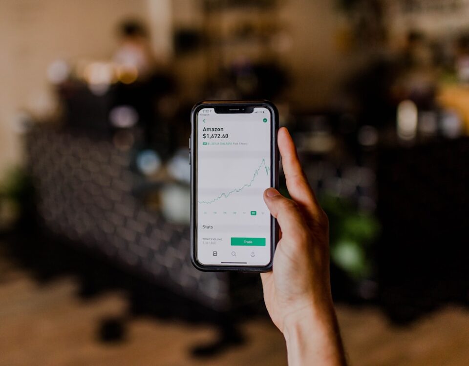 5 softwares essenciais para acompanhar seus investimentos person holding black iPhone displaying stock exchange