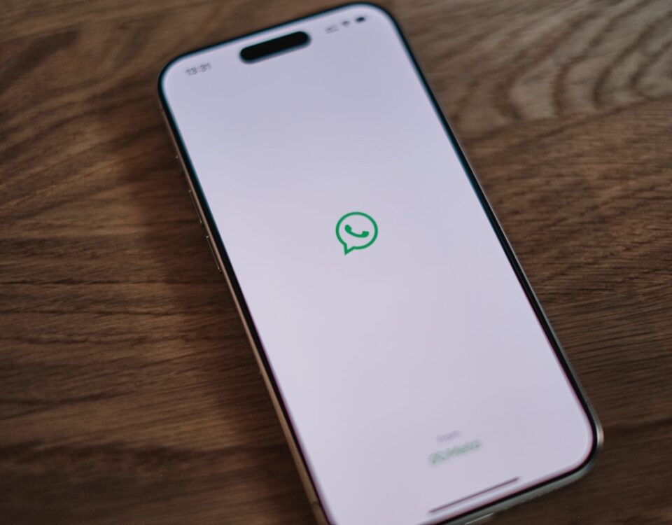 5 softwares para criar bots de atendimento no Whatsapp A white phone with a green message bubble on it