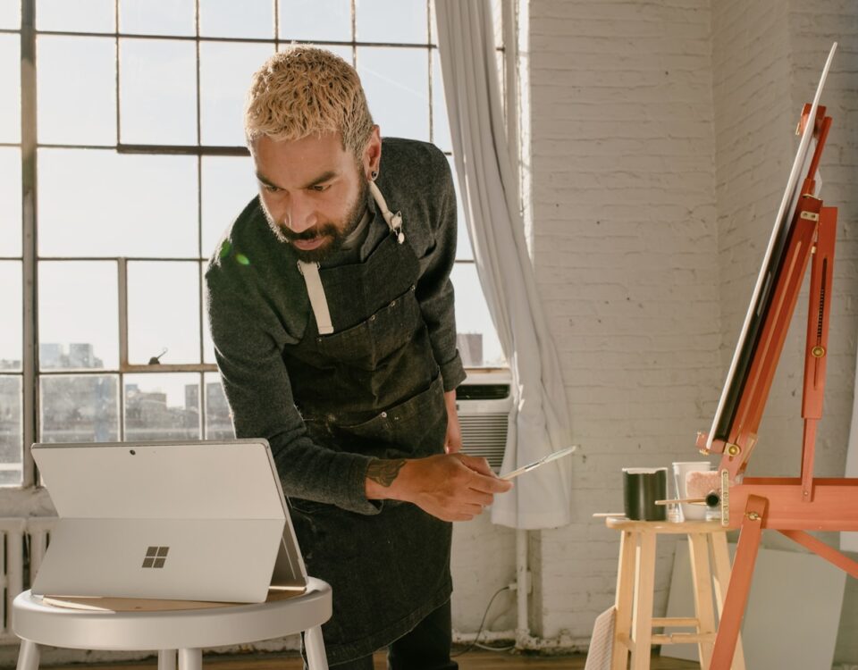 5 apps de desenho e pintura para arteterapia a man is painting a picture on a laptop