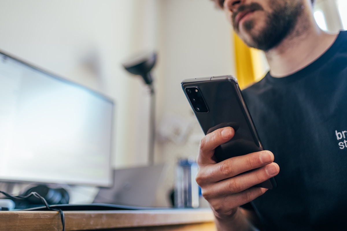 5 ferramentas para avaliar a qualidade de produtos antes de comprar man in black crew neck shirt holding black iphone 5