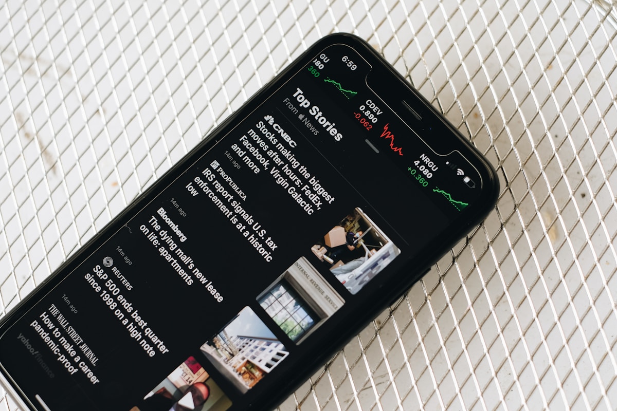 5 plataformas para acompanhar notícias em tempo real black samsung android smartphone on white textile