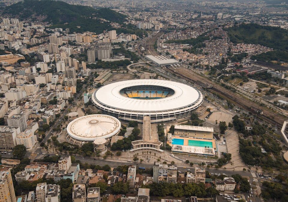 Qual time com pior ataque na Série B do Brasileirão em 2024? Aerial shot of the iconic Maracanã Stadium in bustling Rio de Janeiro, Brazil.