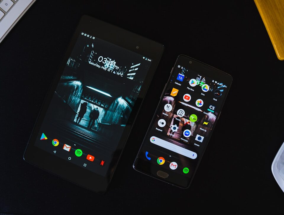 5 apps para explorar novos interesses de forma segura black android smartphone displaying home screen