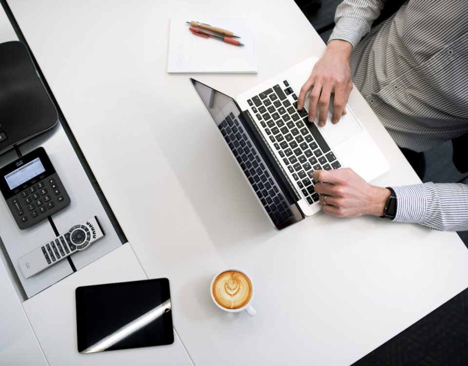 5 melhores softwares para auxiliares administrativos person using laptop on white wooden table