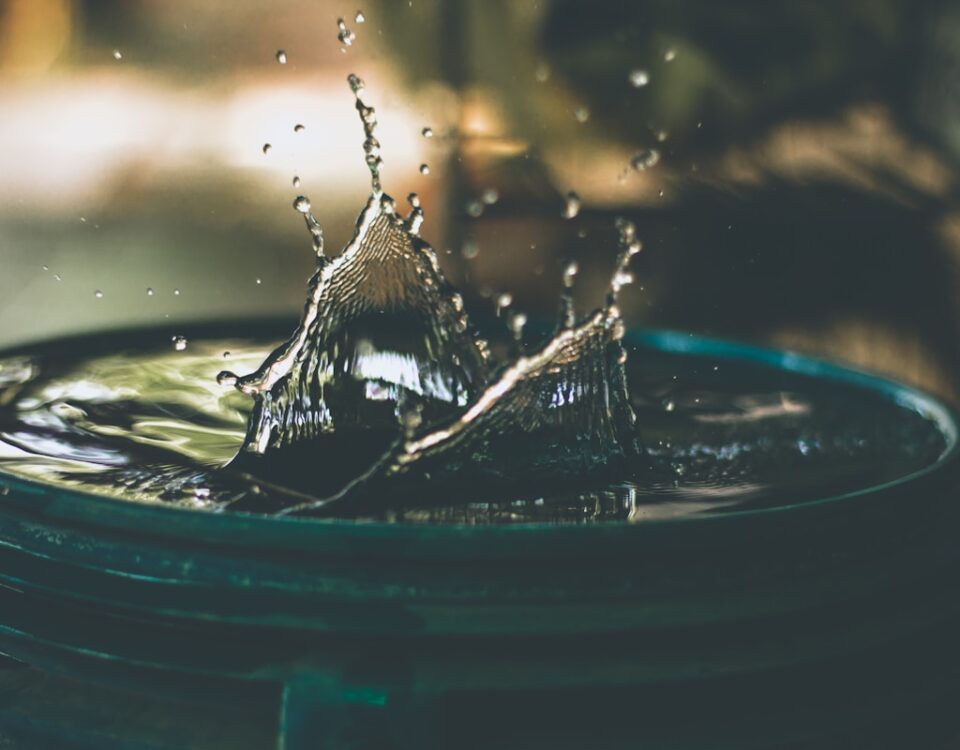 5 apps que ajudam no controle de consumo de água water drop on bucket photo