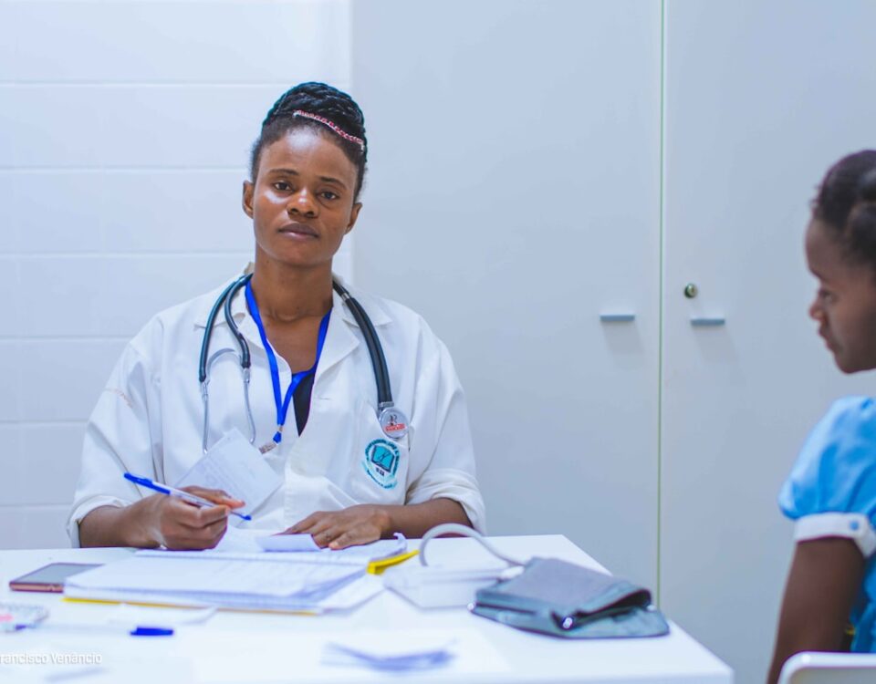 5 ferramentas para registrar consultas e exames de DII doctor sitting at the table in front of girl