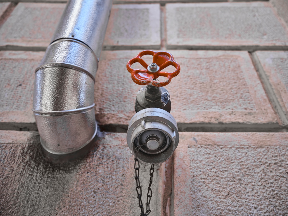 5 apps que ajudam no controle de consumo de água a fire hydrant is stationed on the sidewalk