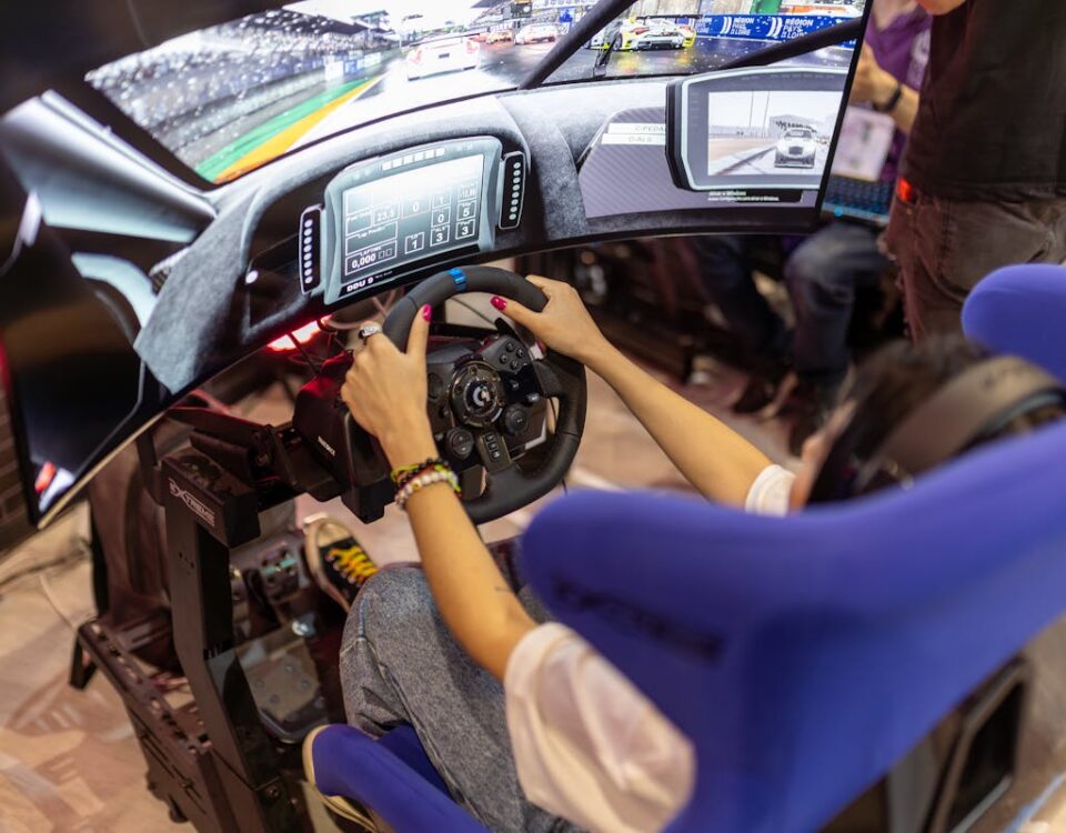 5 simuladores para melhorar suas manobras de direção Person using a realistic VR racing simulator at a gaming event, focused on the immersive experience.