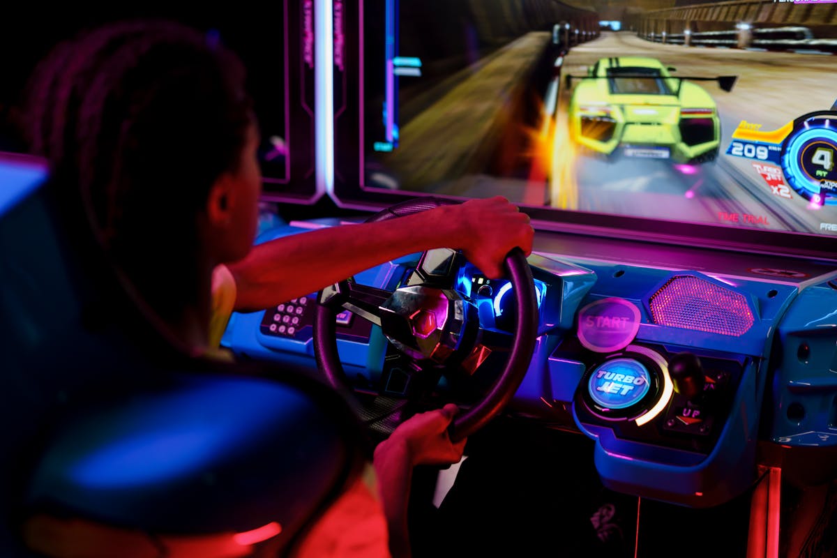 5 simuladores para melhorar suas manobras de direção A person playing an immersive arcade racing game with vibrant lights.