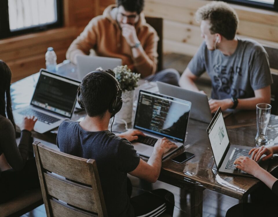 5 softwares que toda empresa de TI deveria usar group of people using laptop computer