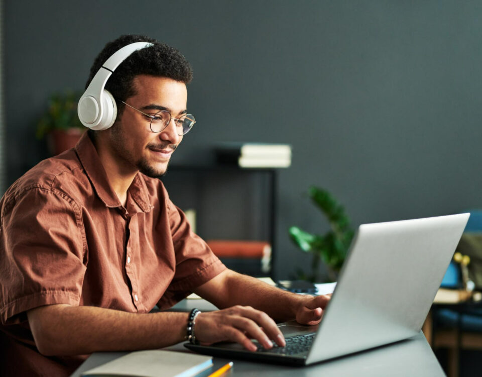 Plataformas de cursos grátis: recursos que fazem diferença Plataformas de cursos grátis: recursos que fazem diferença