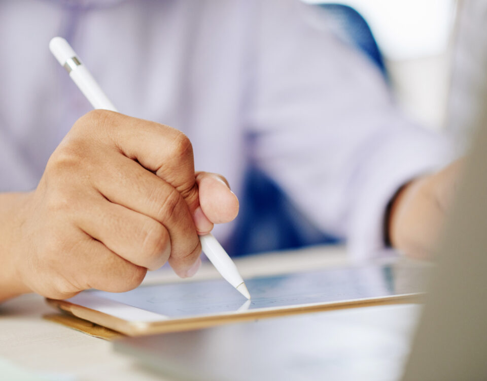 Assinatura eletrônica no RH: admissão em minutos, não dias