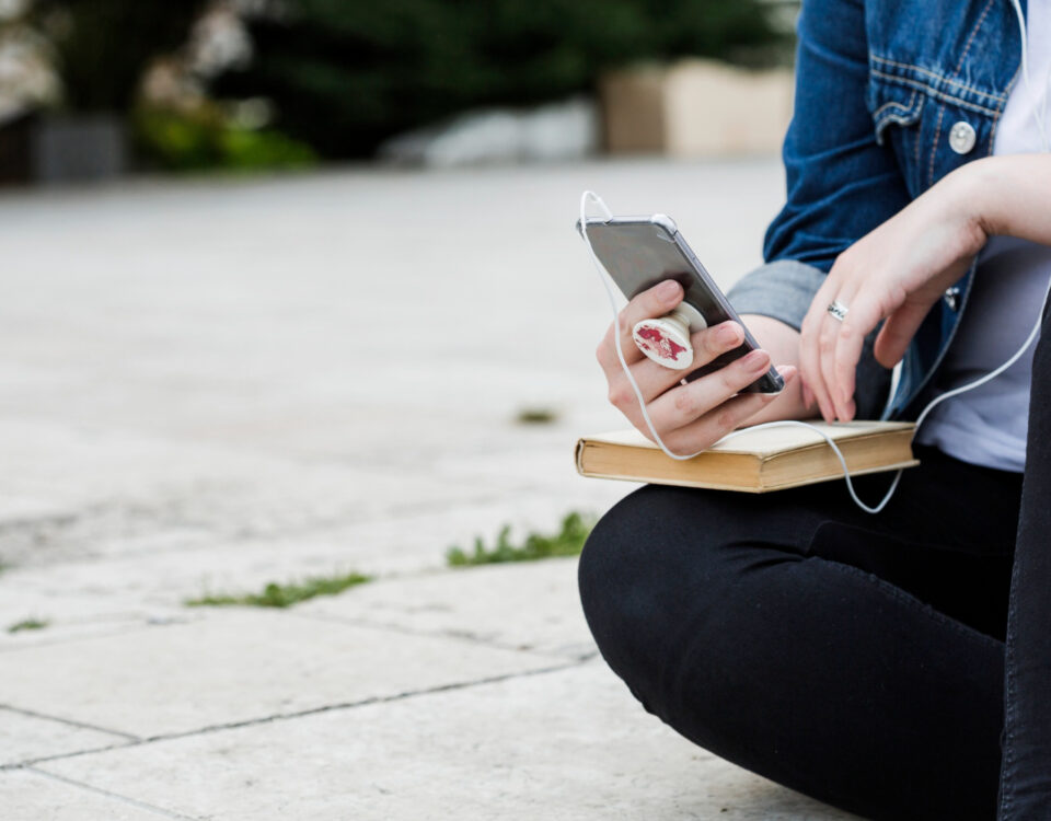 Apps cristãos reúnem bíblias, orações e comunidades online