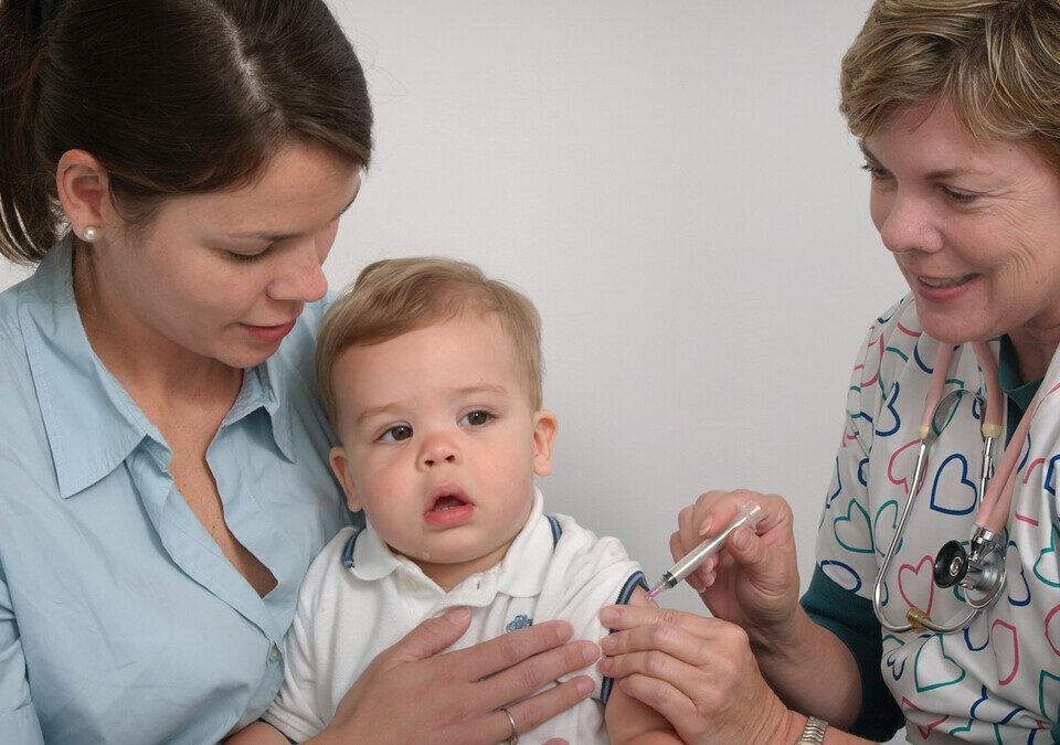 Bebê sendo examinado por médica e enfermeira