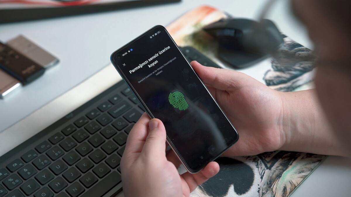 ChatGPT agora tranca conversas com PIN ou biometria: como ativar Pessoa segurando um celular com as duas mãos