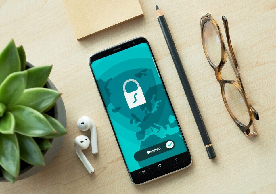 ChatGPT agora tranca conversas com PIN ou biometria: como ativar Smartphone com ícone de cadeado na tela sobre mesa de madeira