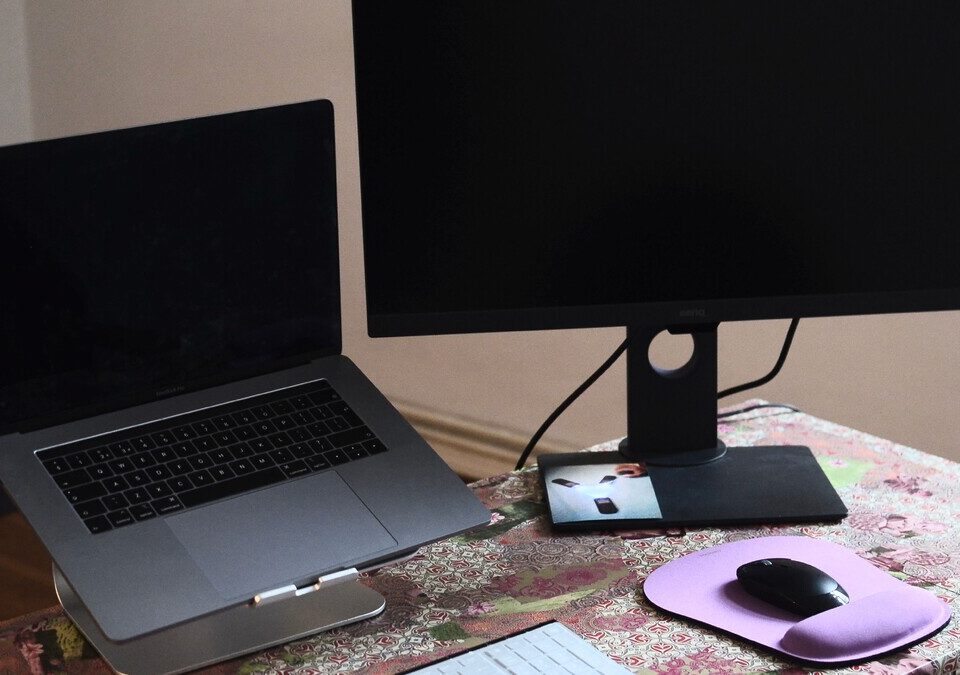 Chrome corrige 52 falhas: como atualizar no PC e no Android Notebook e monitor instalados em uma mesa de trabalho