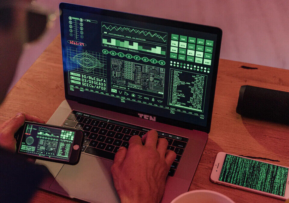 Computador e telefone usados para segurança digital