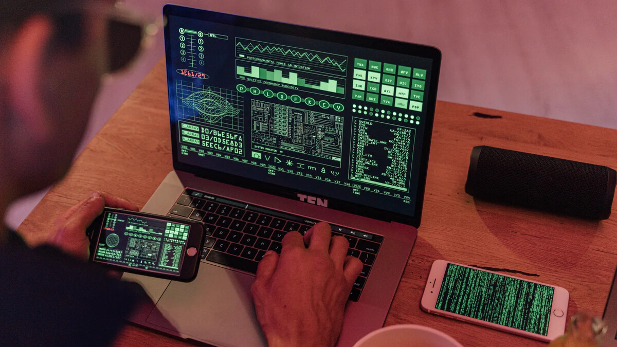 Computador e telefone usados para segurança digital