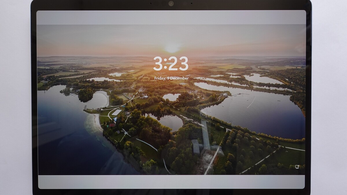 Claude Duet: o que faz o agente 24h da Anthropic e quem pode usar Tablet sobre fundo branco exibindo tela de bloqueio com paisagem