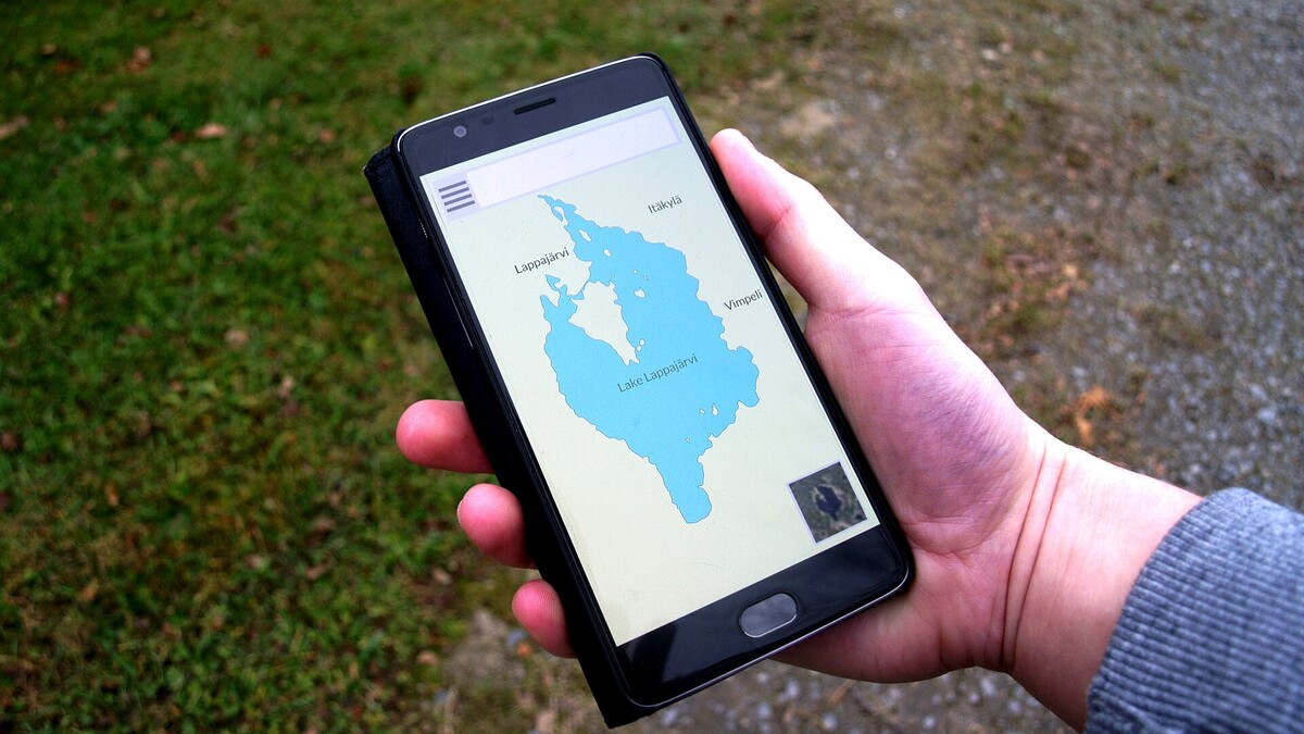 Mão segurando celular com aplicativo aberto na tela, ao ar livre