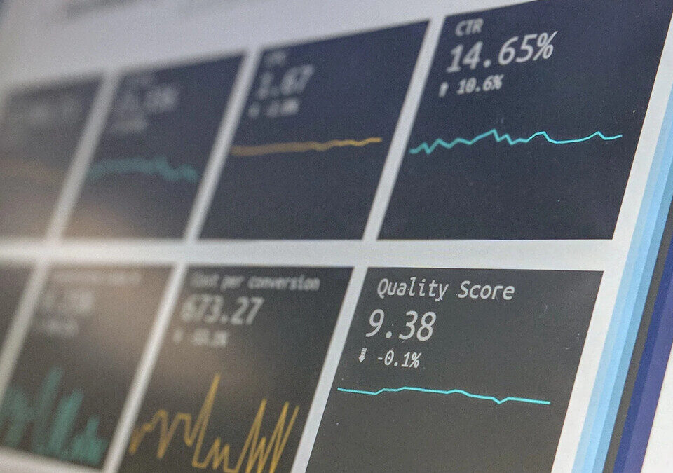 Monitor com gráficos e painéis de informação